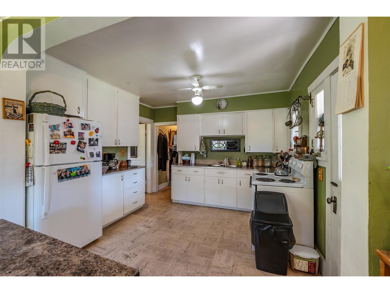  12609 Lakeshore Drive South, Summerland