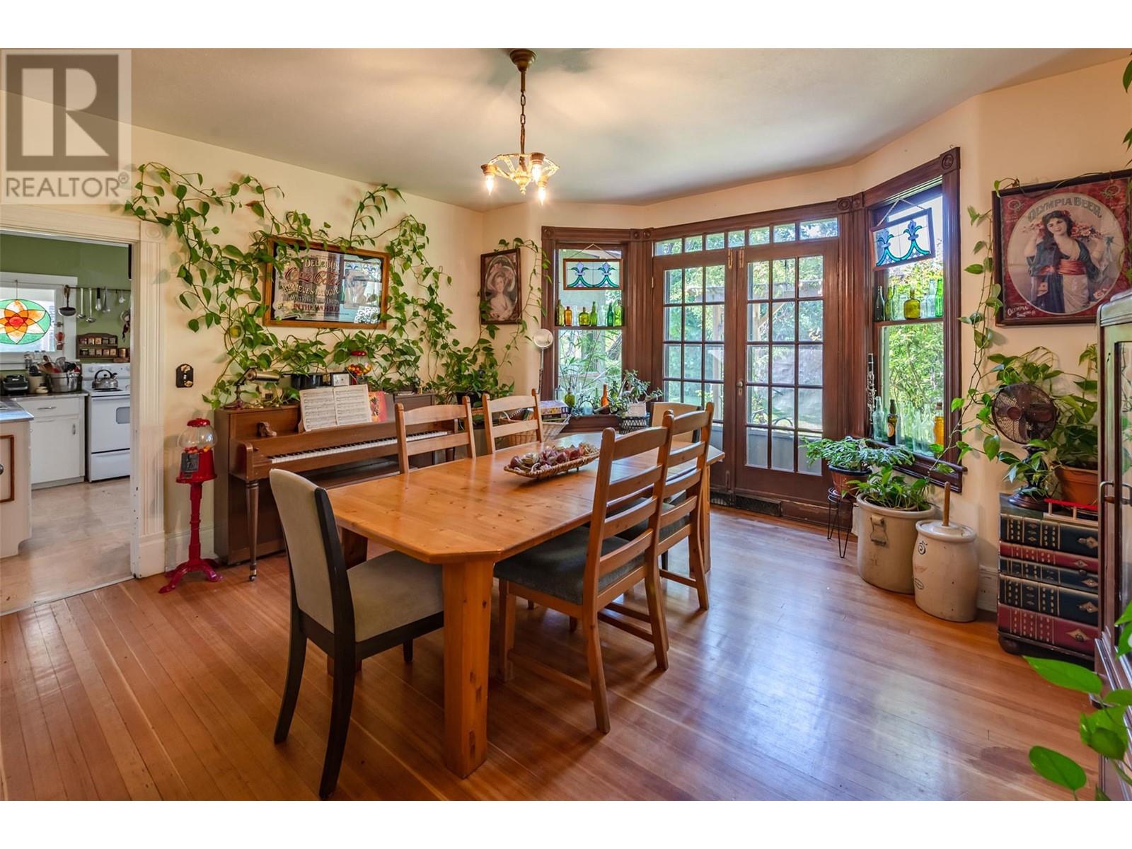  12609 Lakeshore Drive South, Summerland