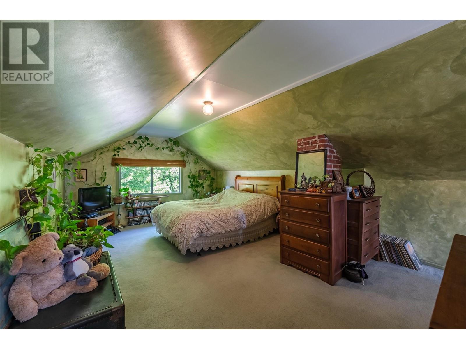  12609 Lakeshore Drive South, Summerland