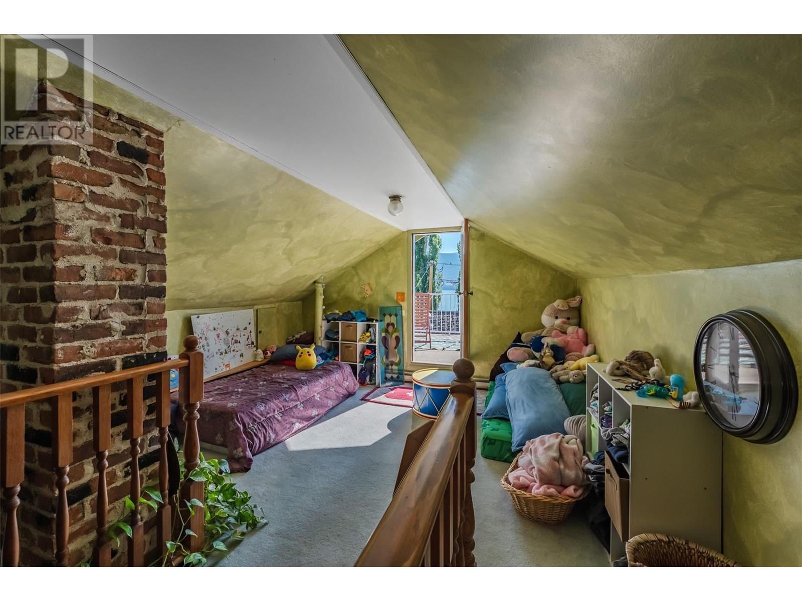  12609 Lakeshore Drive South, Summerland