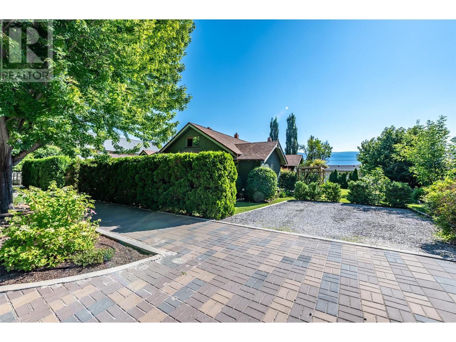  12609 Lakeshore Drive South, Summerland