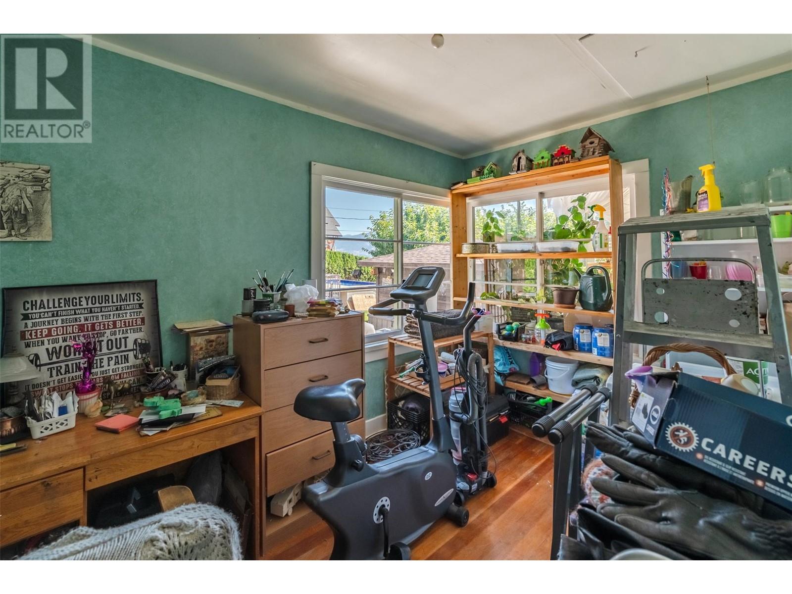  12609 Lakeshore Drive South, Summerland