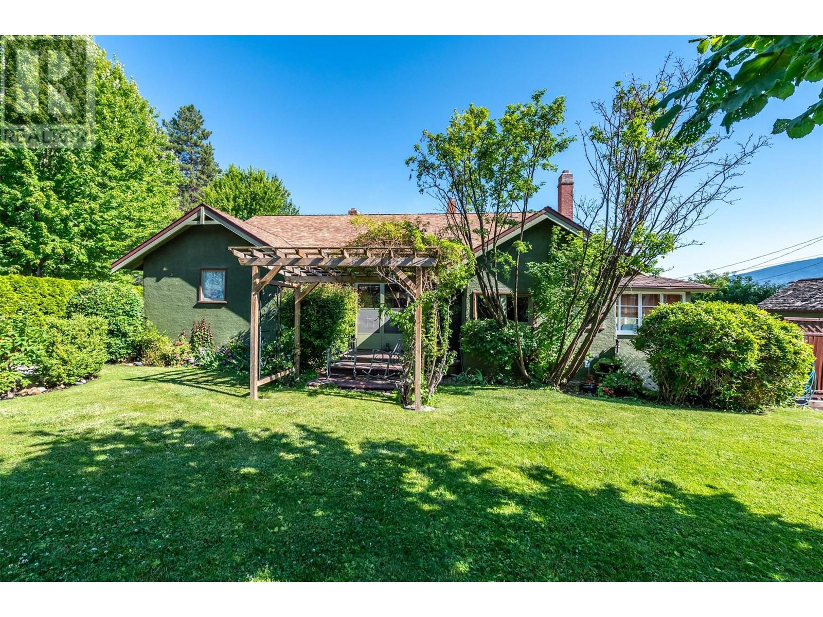  12609 Lakeshore Drive South, Summerland