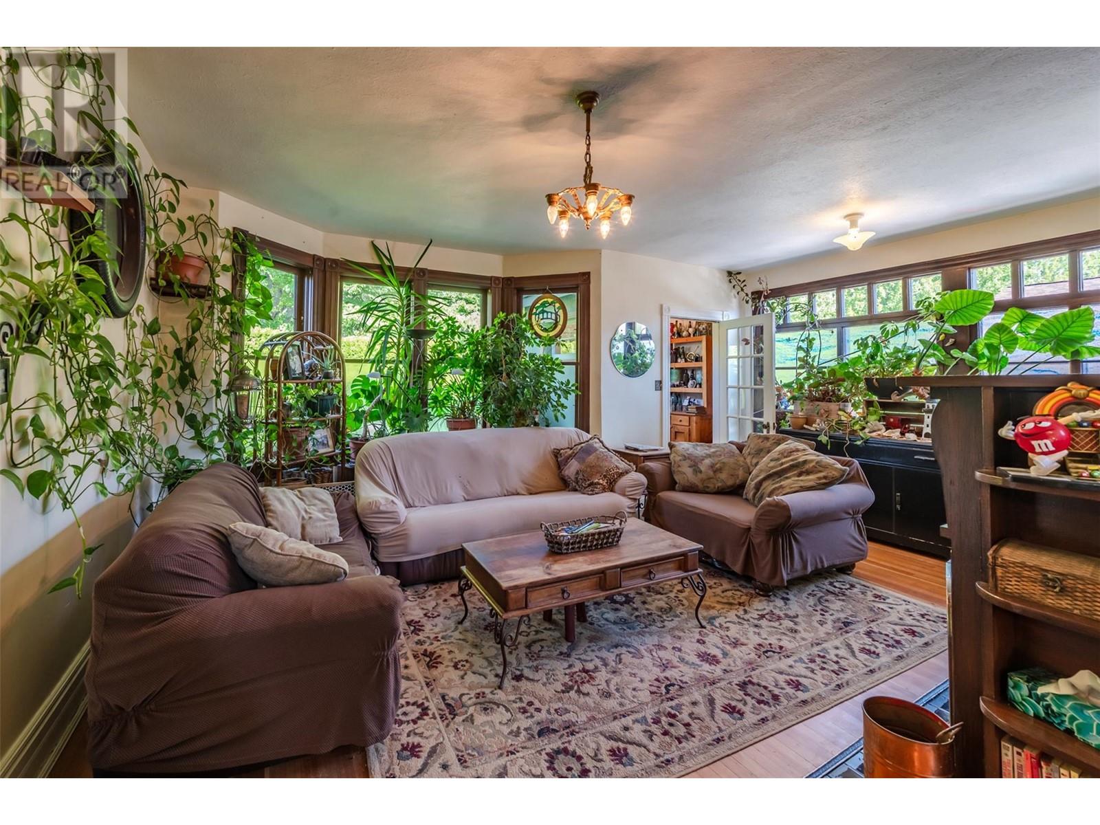  12609 Lakeshore Drive South, Summerland