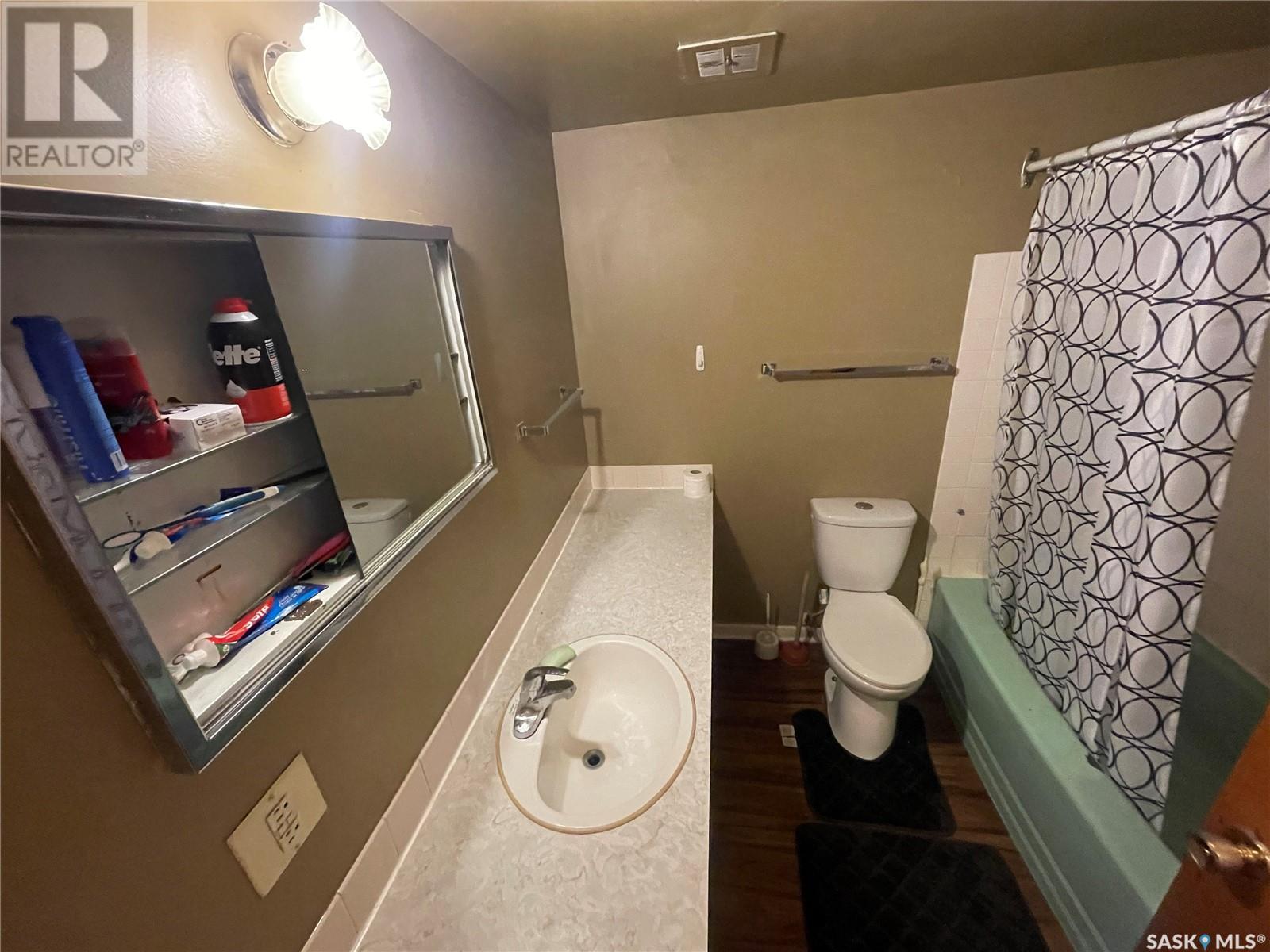 Photo 6 of 4 2620 5th Avenue N, Regina SK