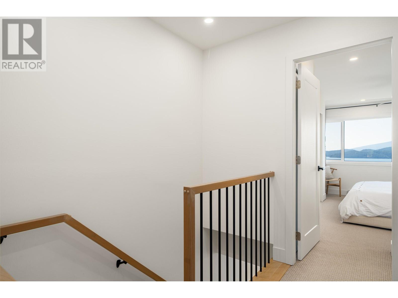 438 CROSSCREEK ROAD, Lions Bay