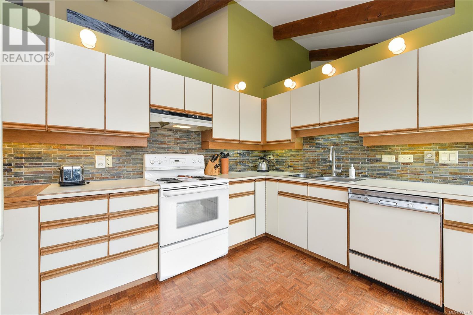  524 Bay Turnabout, Mayne Island