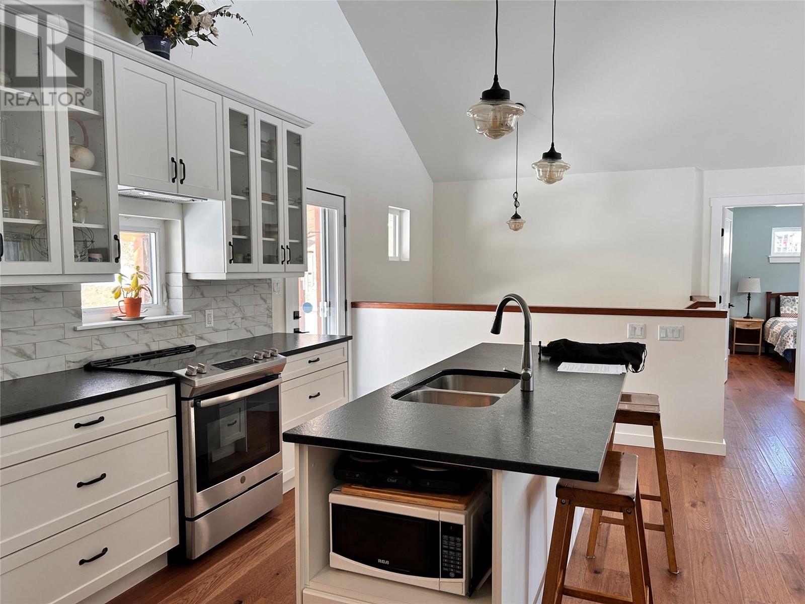 960 REDSTONE Drive, Rossland