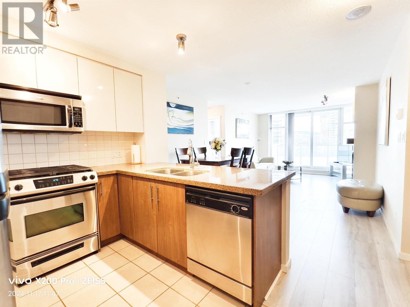 Photo 3 of 1203 2289 Yukon Crescent, Burnaby BC