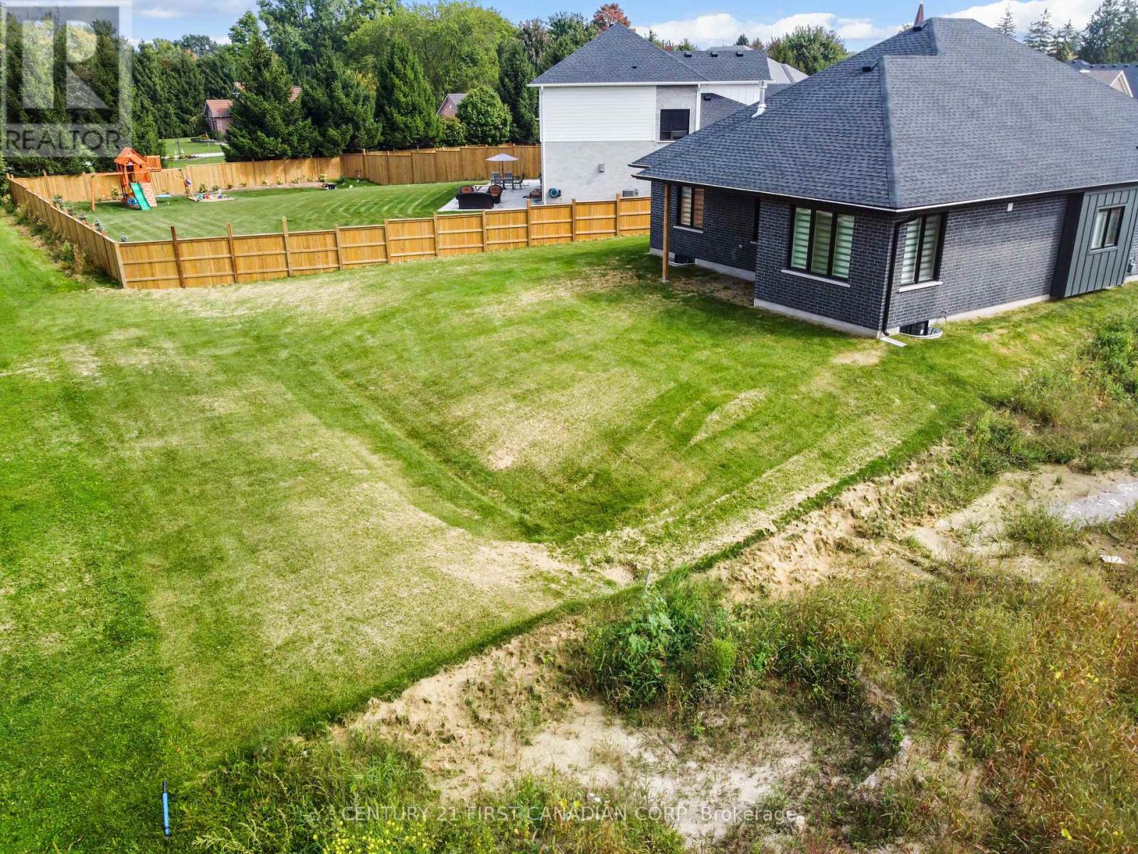 Single Family House Bungalow for Sale in  SPRUCE CRESCENT North Middlesex (Parkhill) 