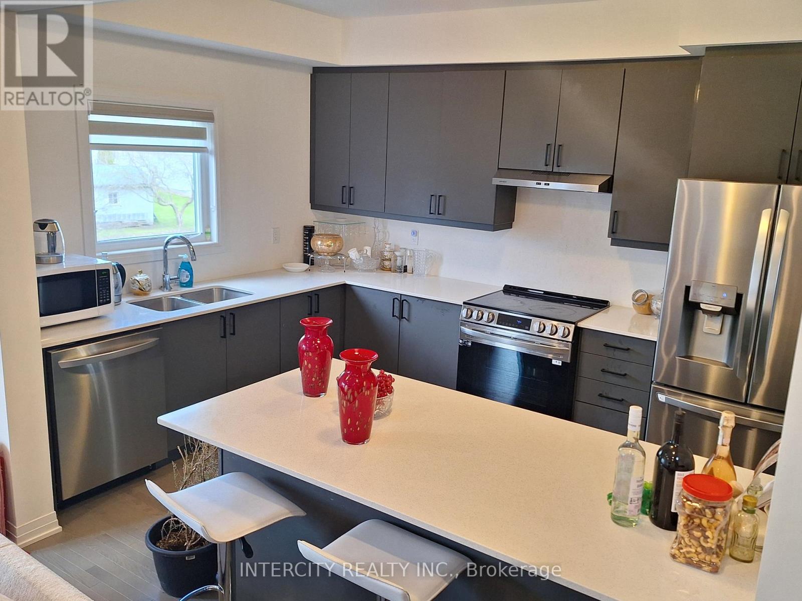 Photo 8 of 343 Quebec Street, Clearview ON