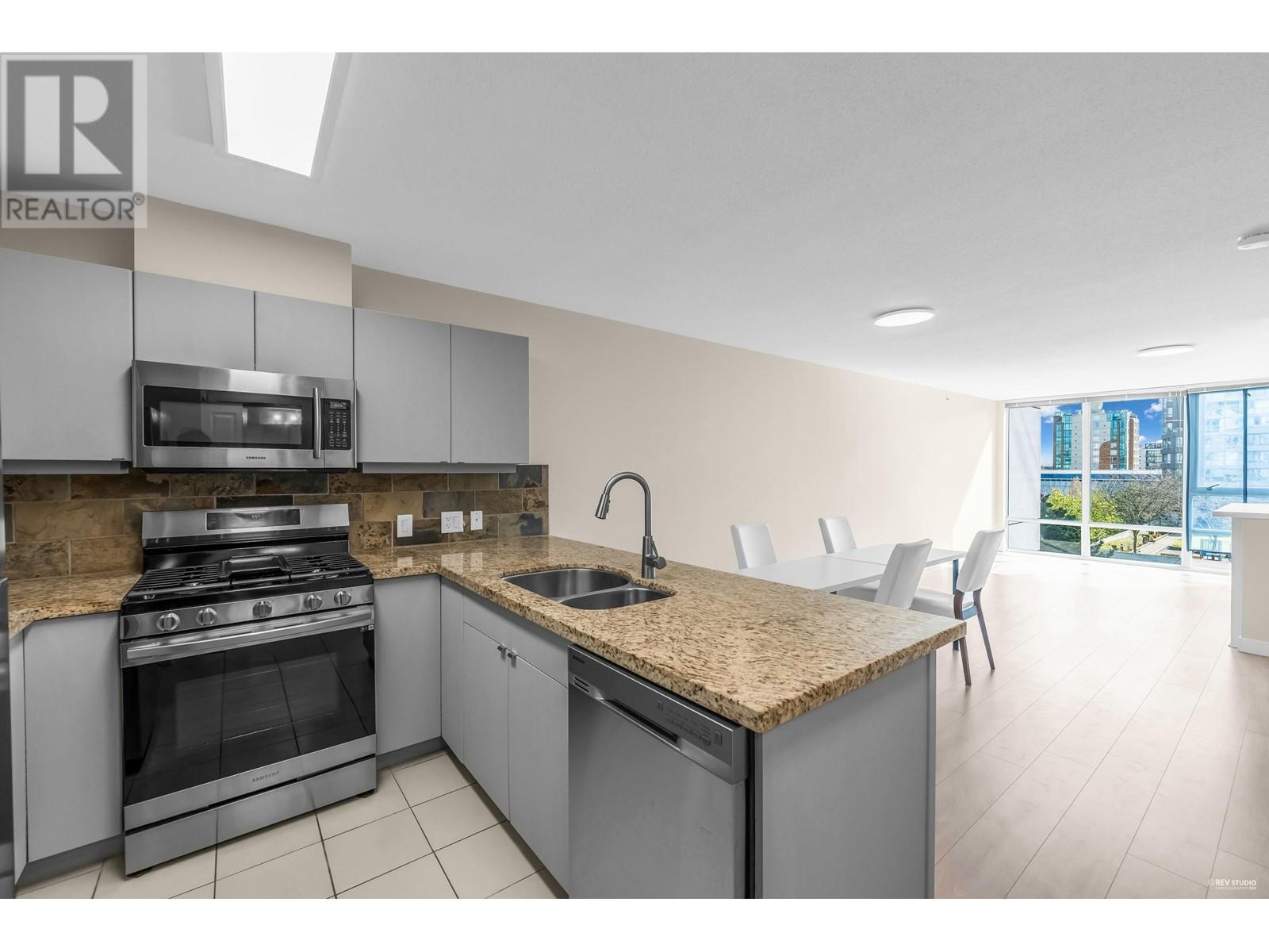 Photo 4 of 903 6068 No 3 Road, Richmond BC