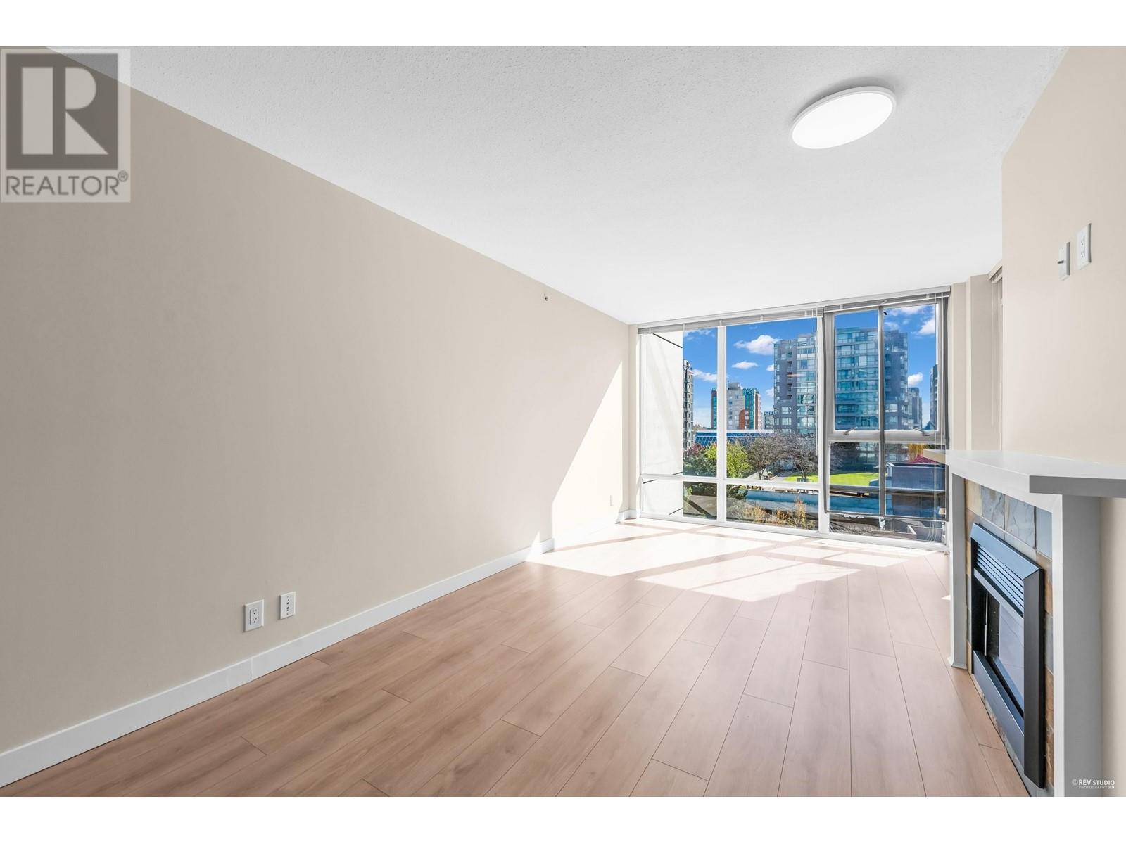 Photo 10 of 903 6068 No 3 Road, Richmond BC