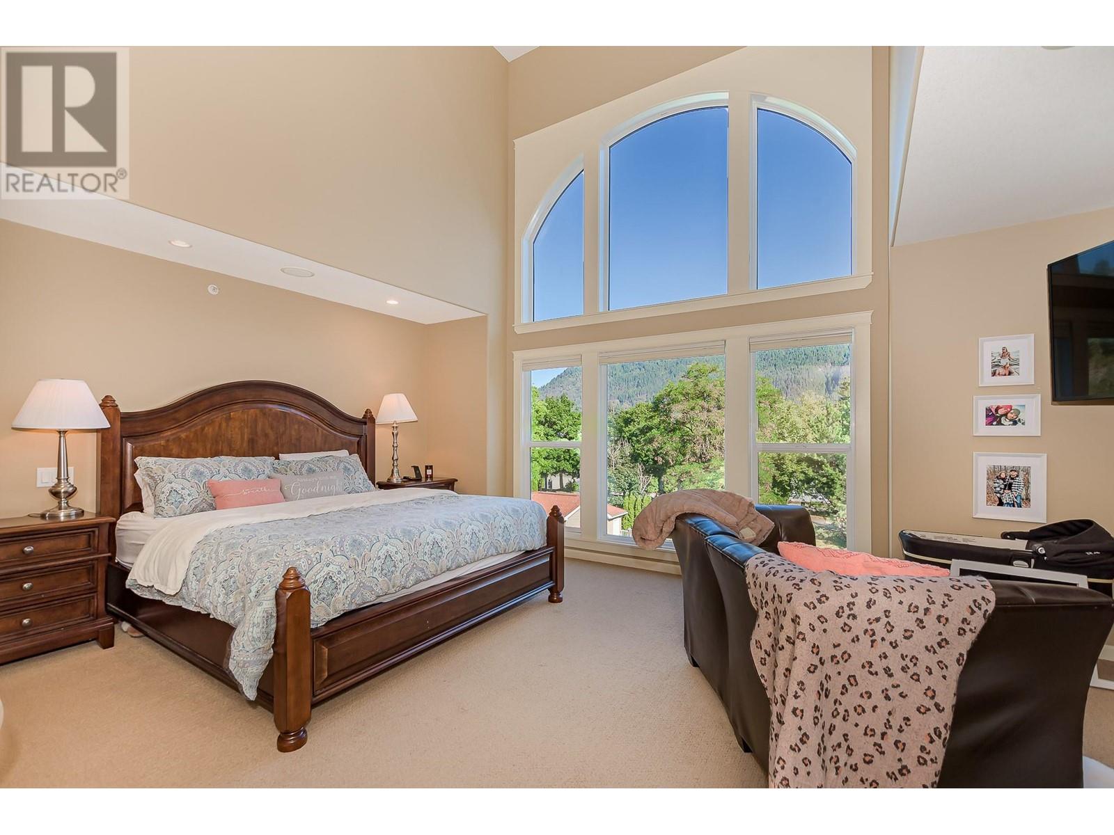 19 1130 Riverside Avenue, Sicamous