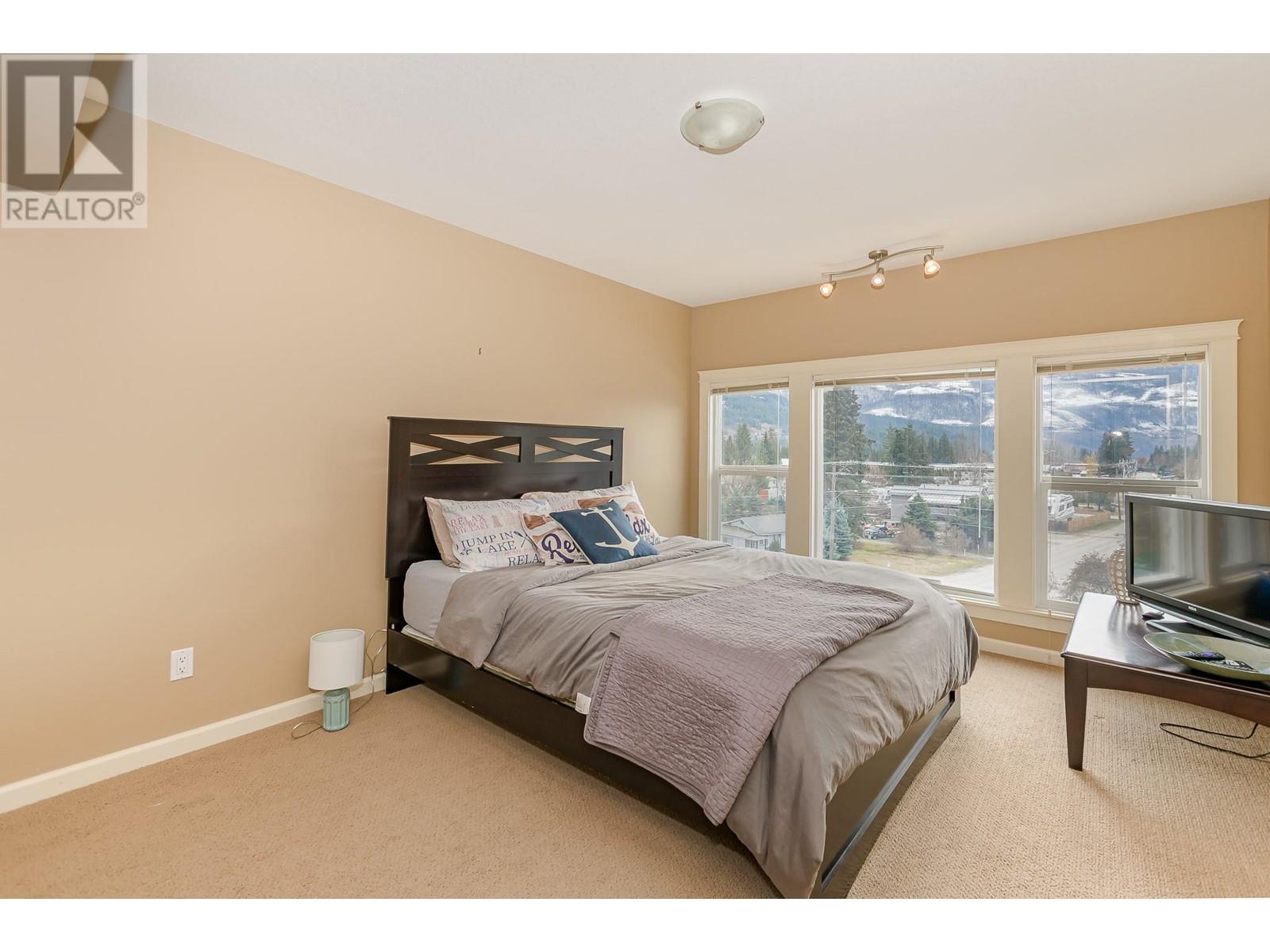 19 1130 Riverside Avenue, Sicamous