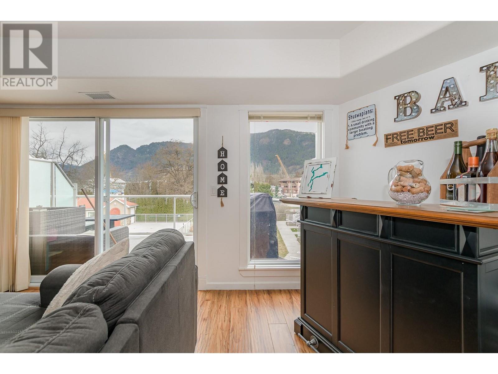 19 1130 Riverside Avenue, Sicamous