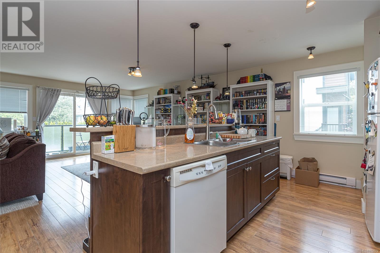 Photo 12 of 1044 Hillside Ave, Victoria BC