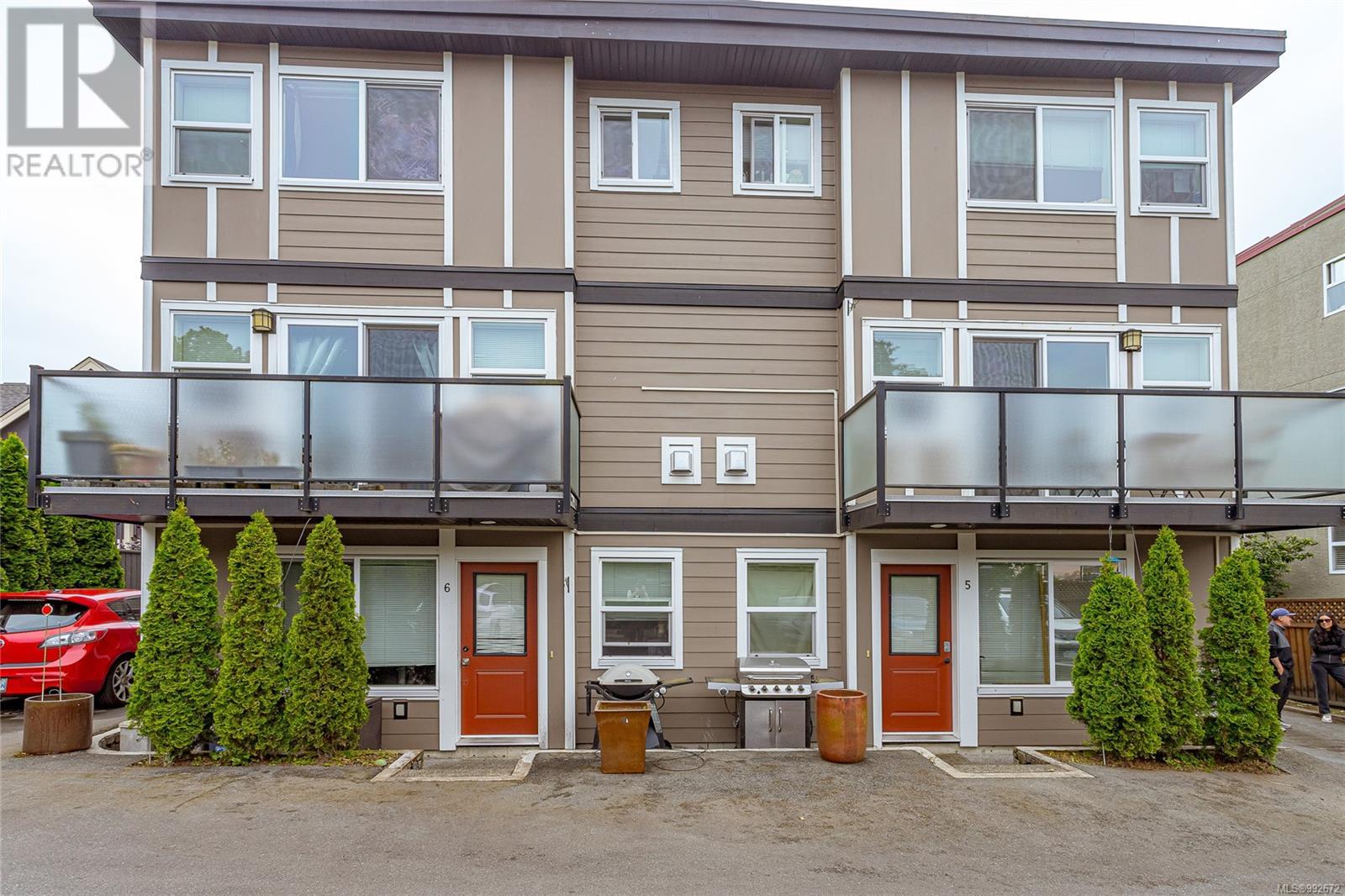 Photo 2 of 1044 Hillside Ave, Victoria BC