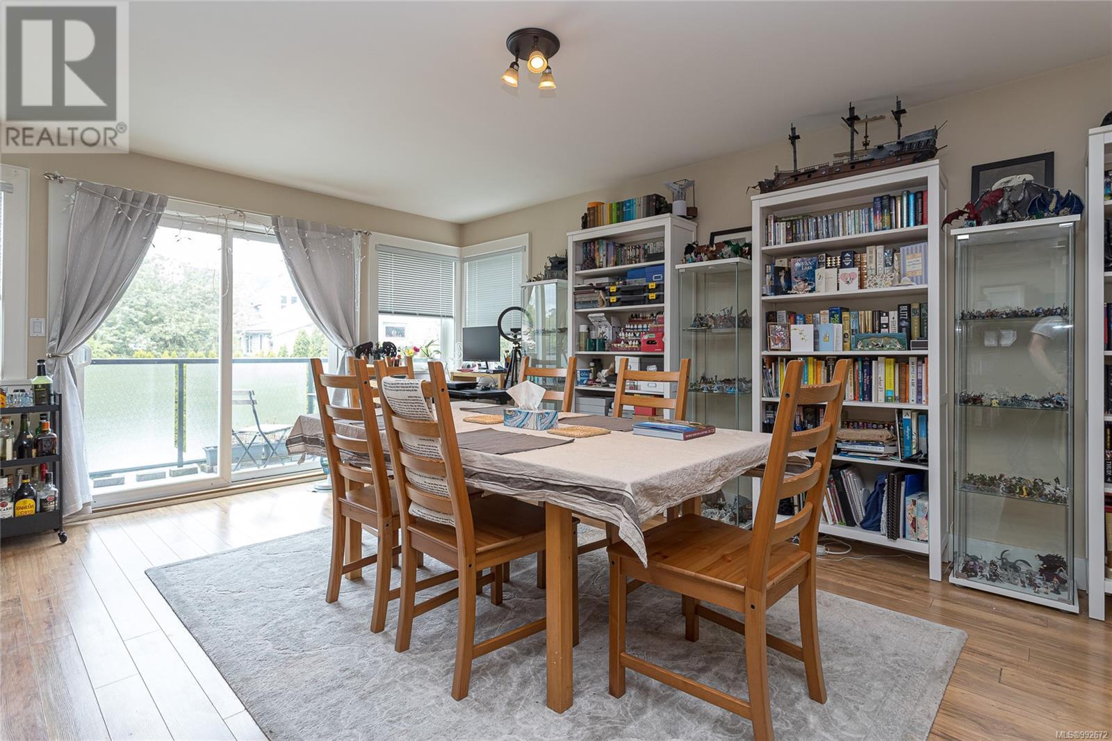 Photo 8 of 1044 Hillside Ave, Victoria BC