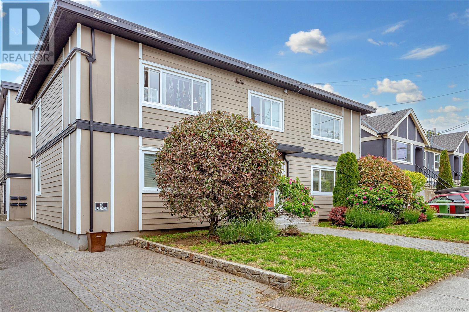 Photo 4 of 1044 Hillside Ave, Victoria BC