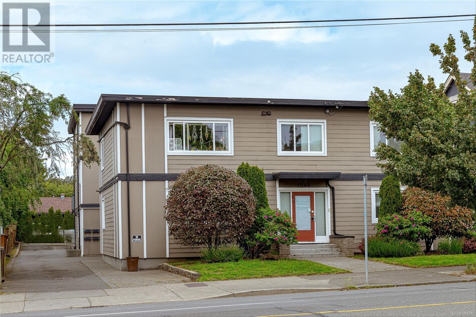 Photo 3 of 1044 Hillside Ave, Victoria BC