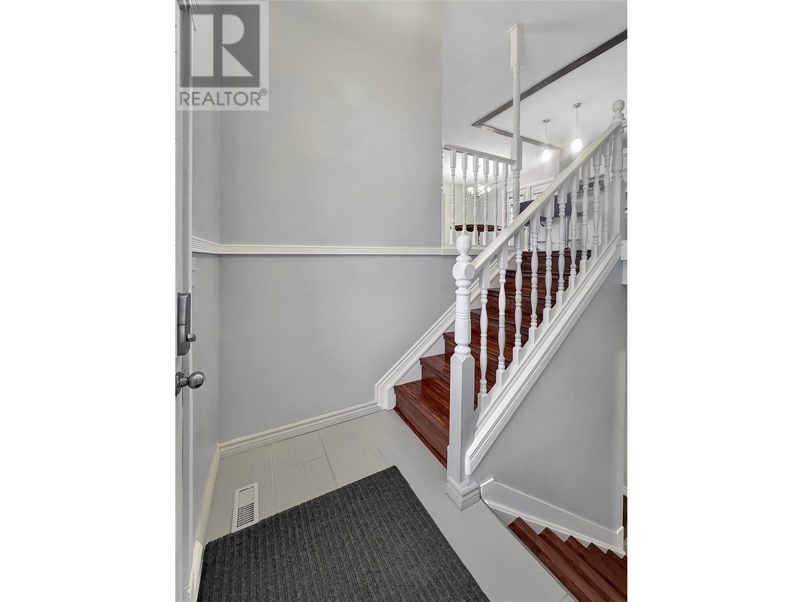 19 21ST Avenue S, Cranbrook