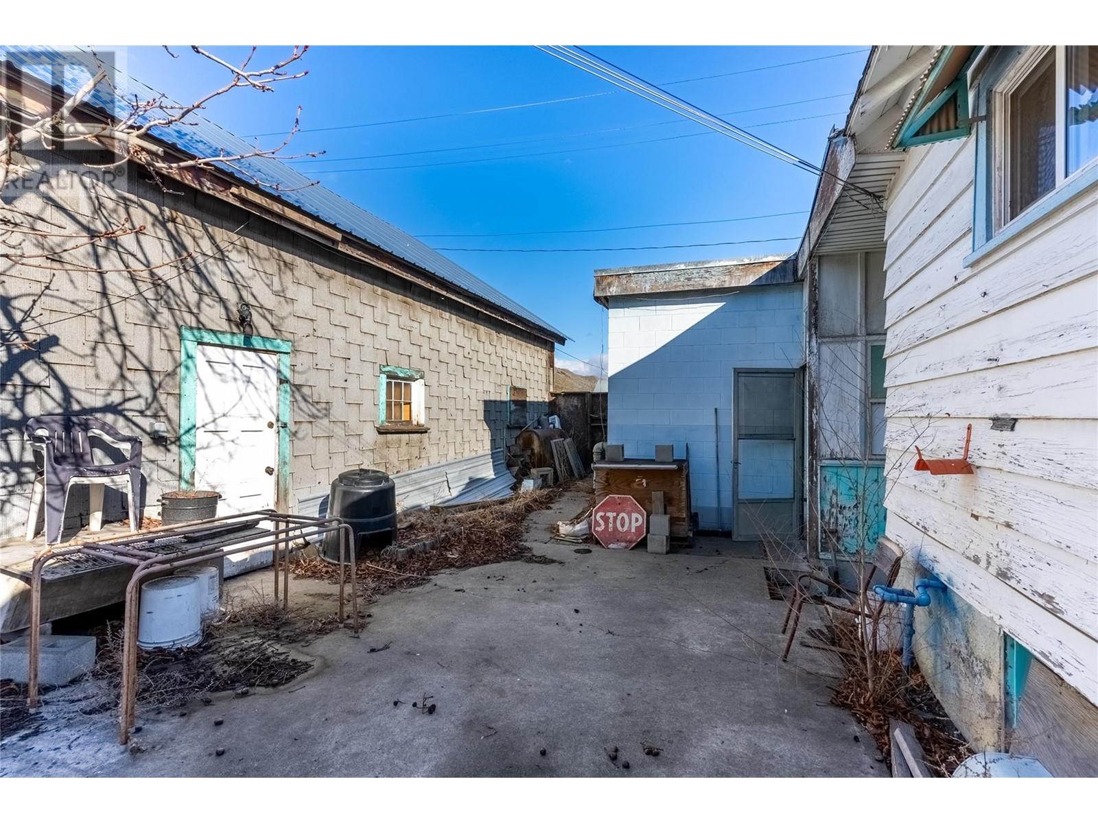 Photo 4 of 301 Brink Street, Ashcroft BC