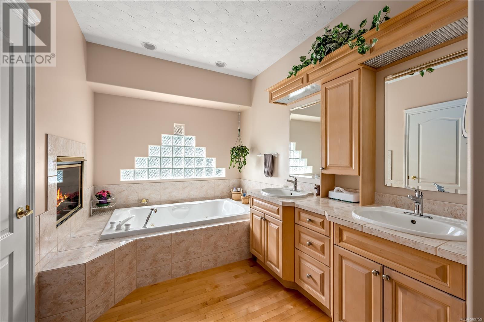 430 Country Aire Dr, Campbell River real estate listing 989759