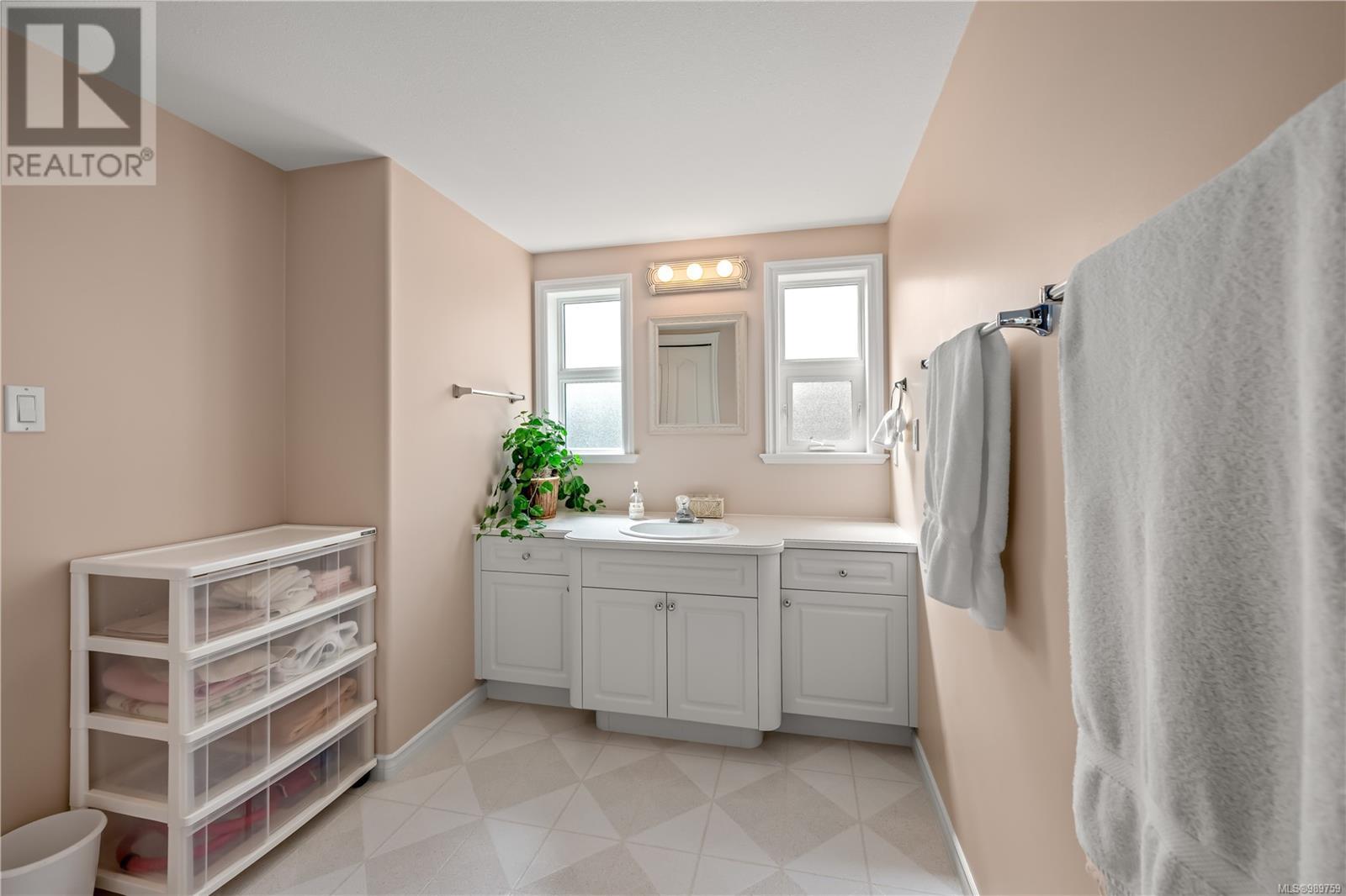 430 Country Aire Dr, Campbell River real estate listing 989759