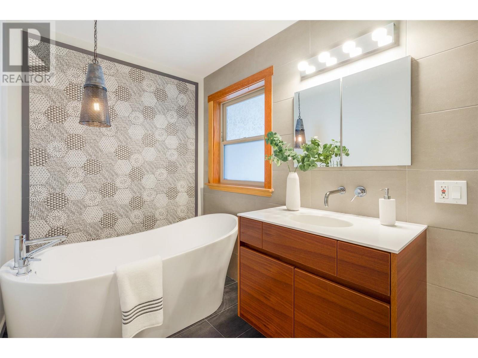  2706 Bath Street, Kelowna