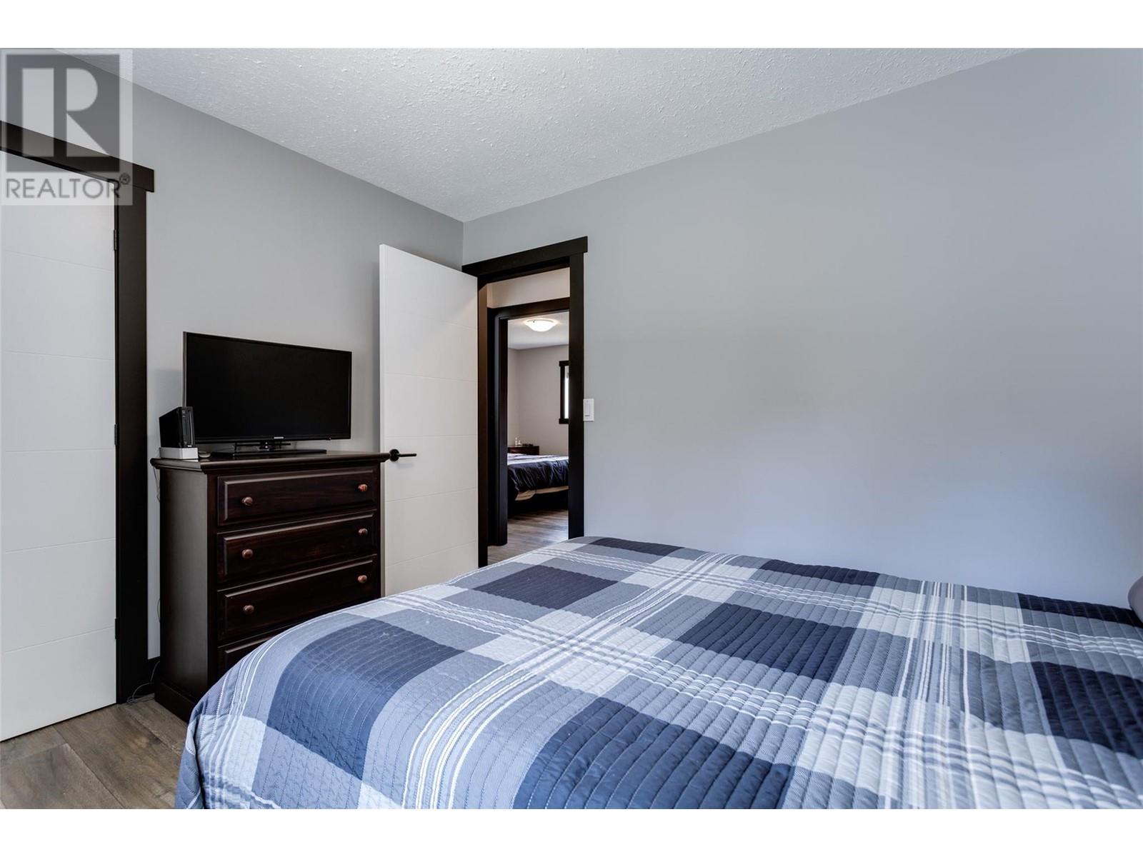  2094 Tomat Avenue, Kelowna
