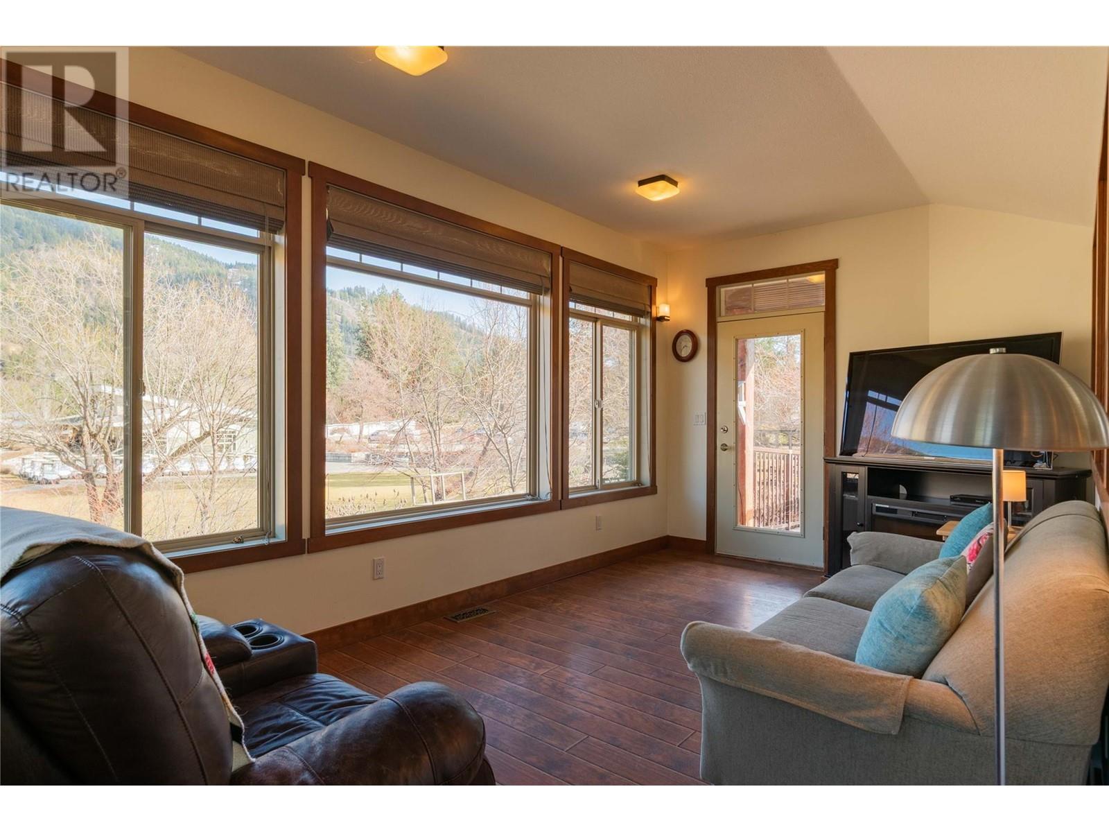 250 1ST Avenue, Christina Lake