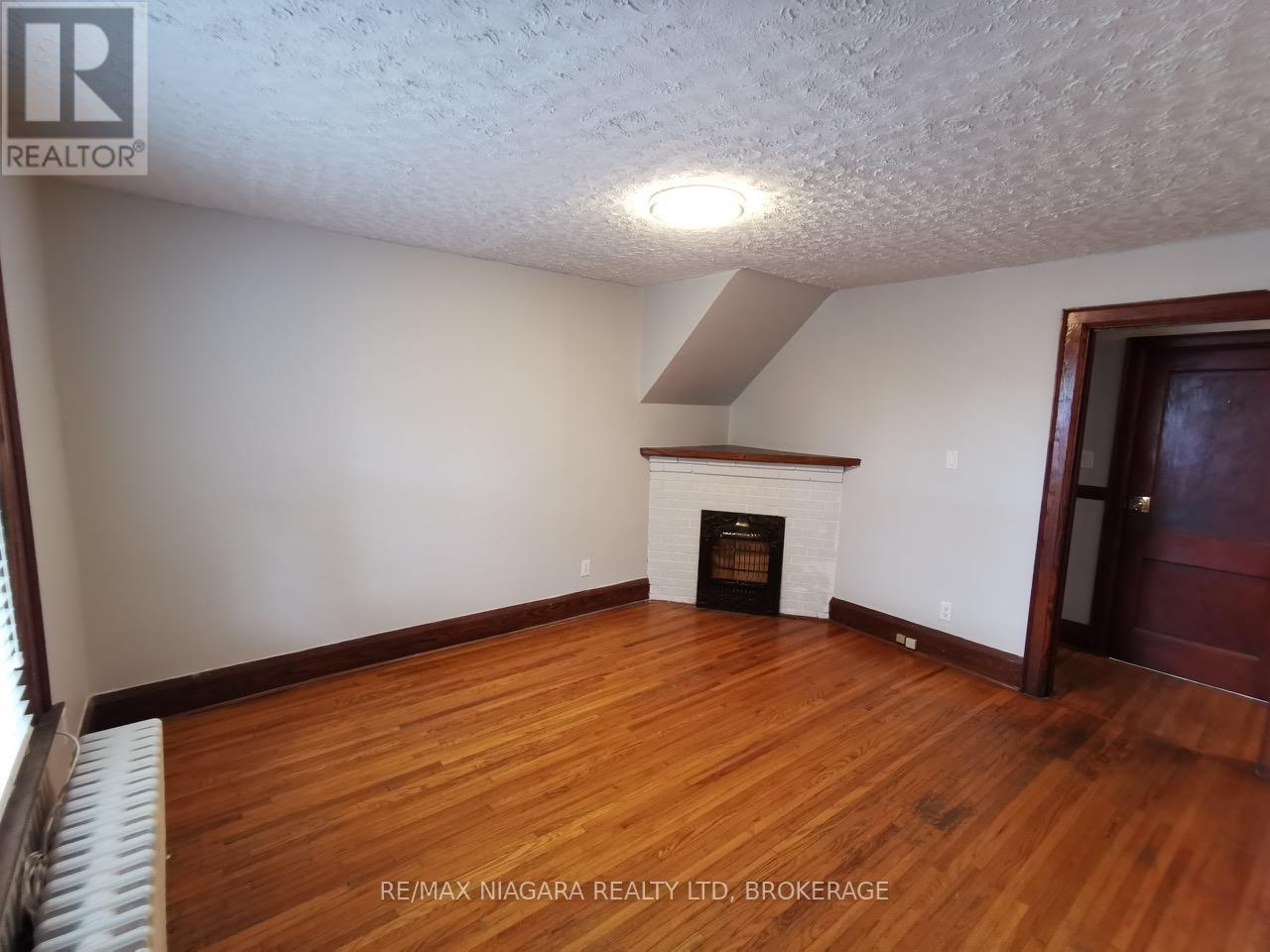 Photo 9 of 5078 5086 Fifth Avenue, Niagara Falls ON