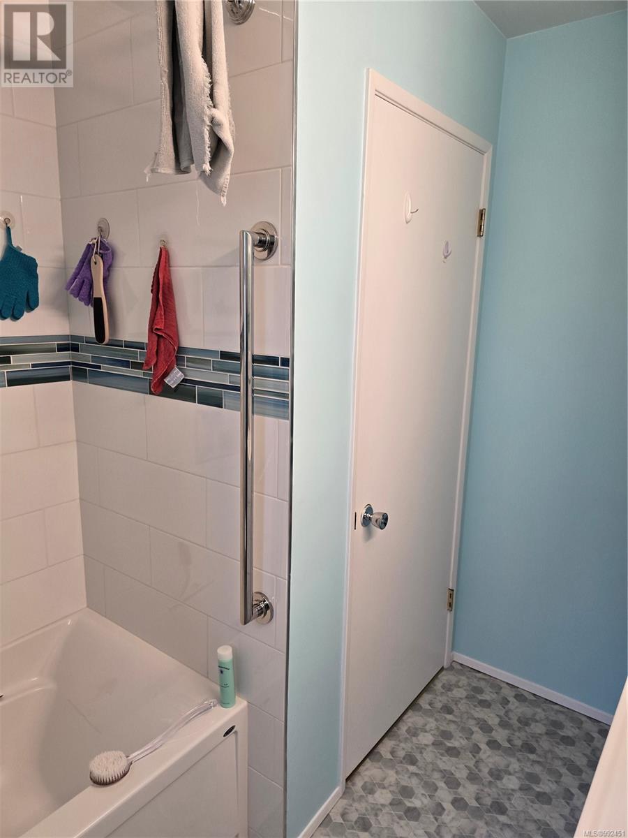 2905 LEIGH Rd, Langford real estate listing 992451