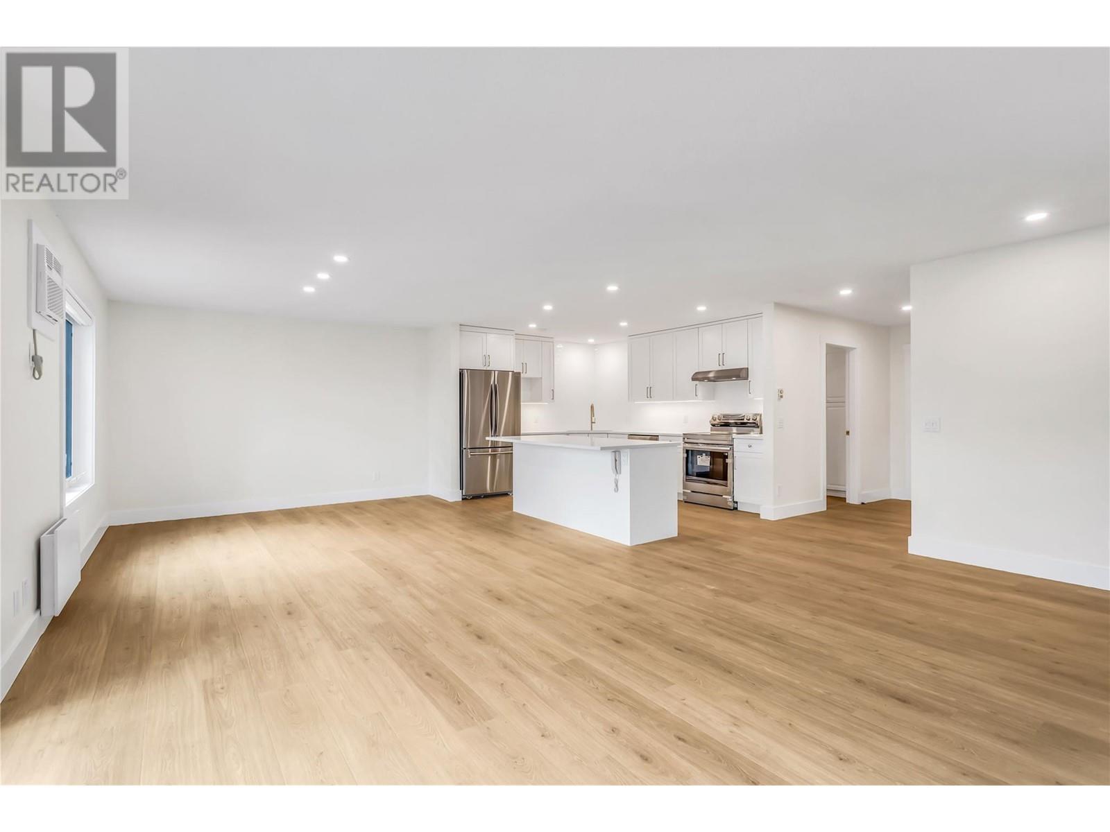 302 878 Bernard Avenue, Kelowna