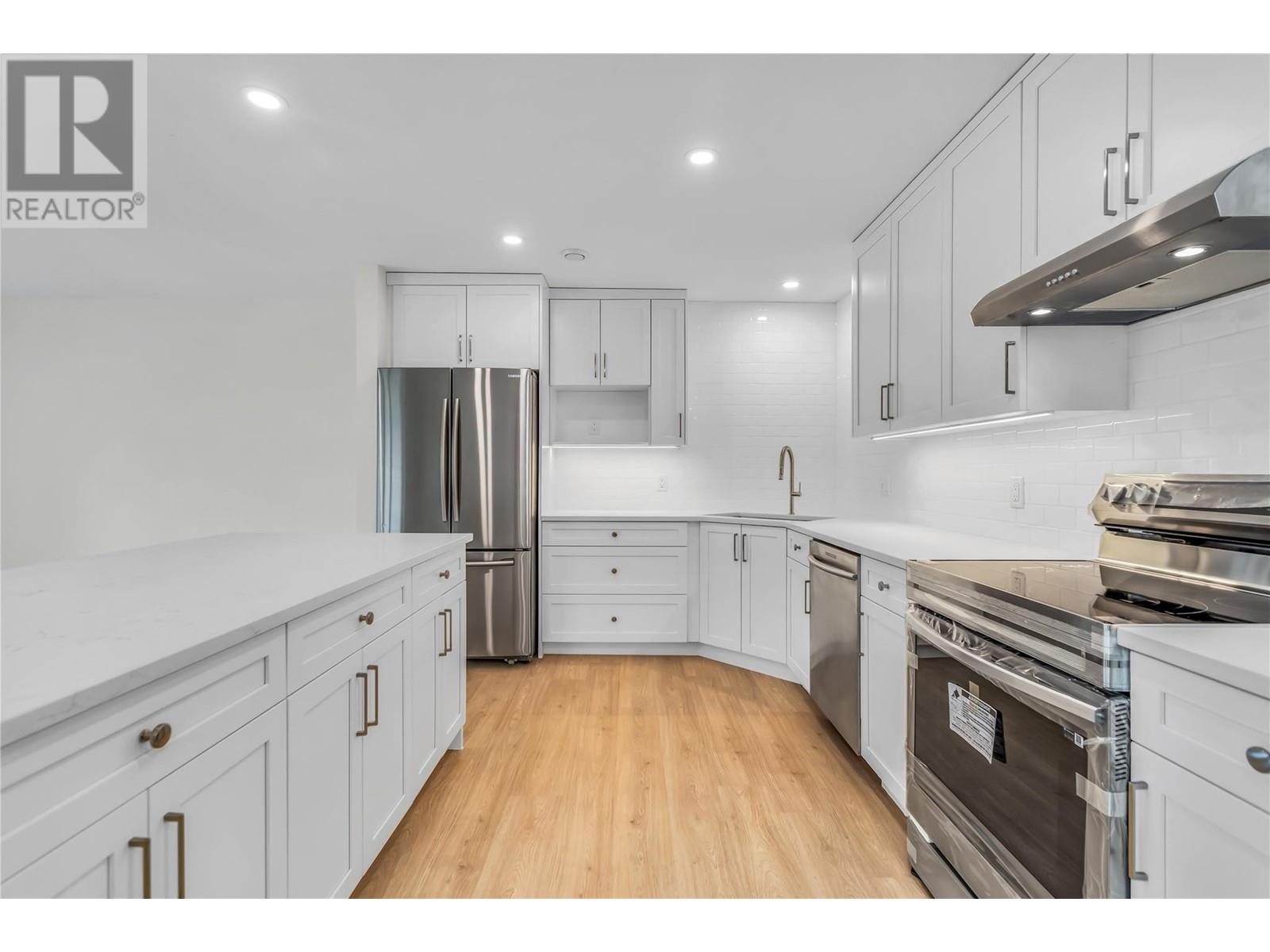 302 878 Bernard Avenue, Kelowna