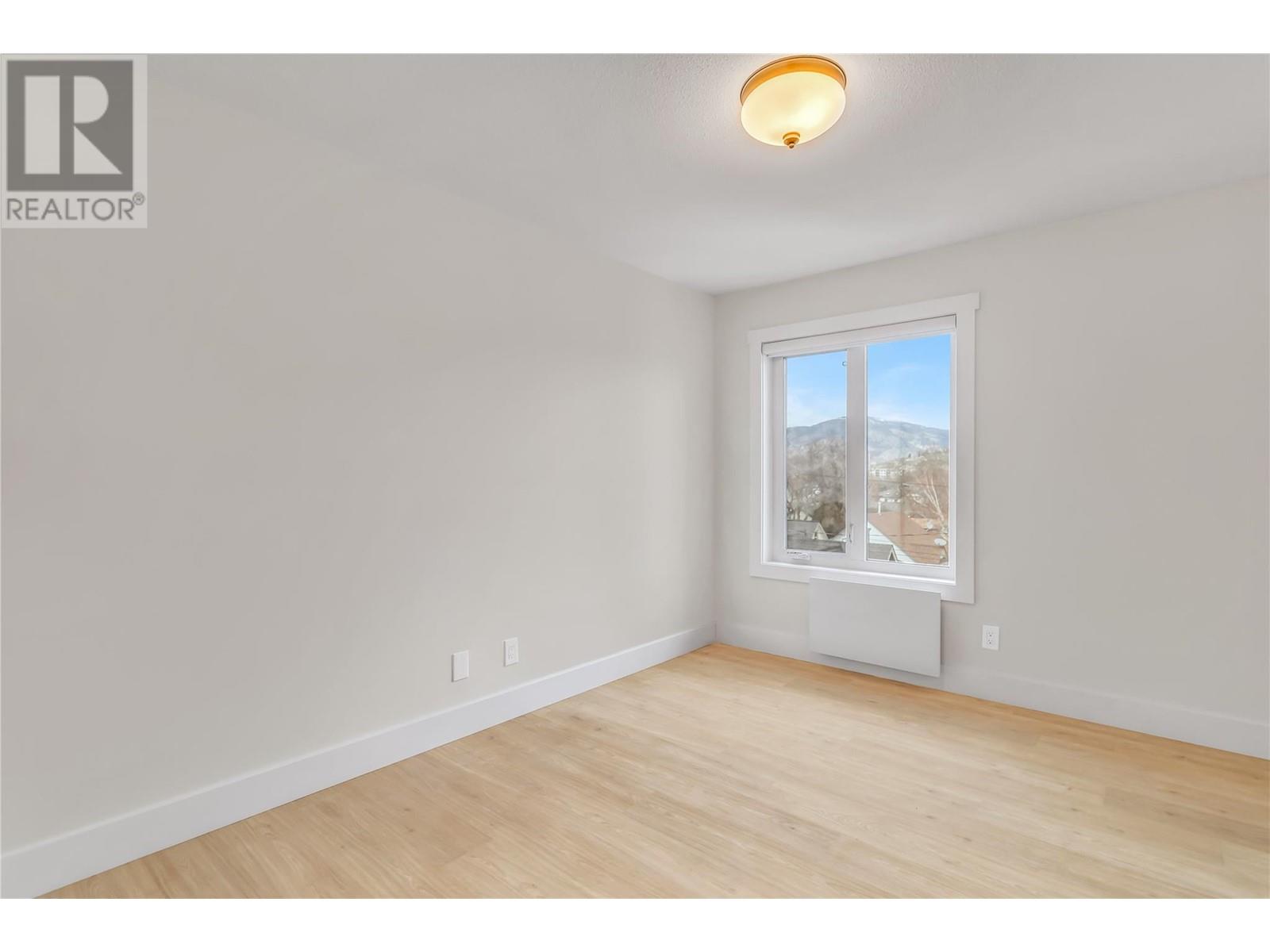 302 878 Bernard Avenue, Kelowna