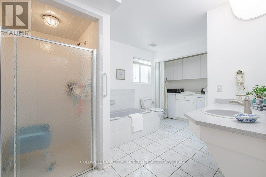 Photo 33 of 43 Silvercrest Court, Thorold ON