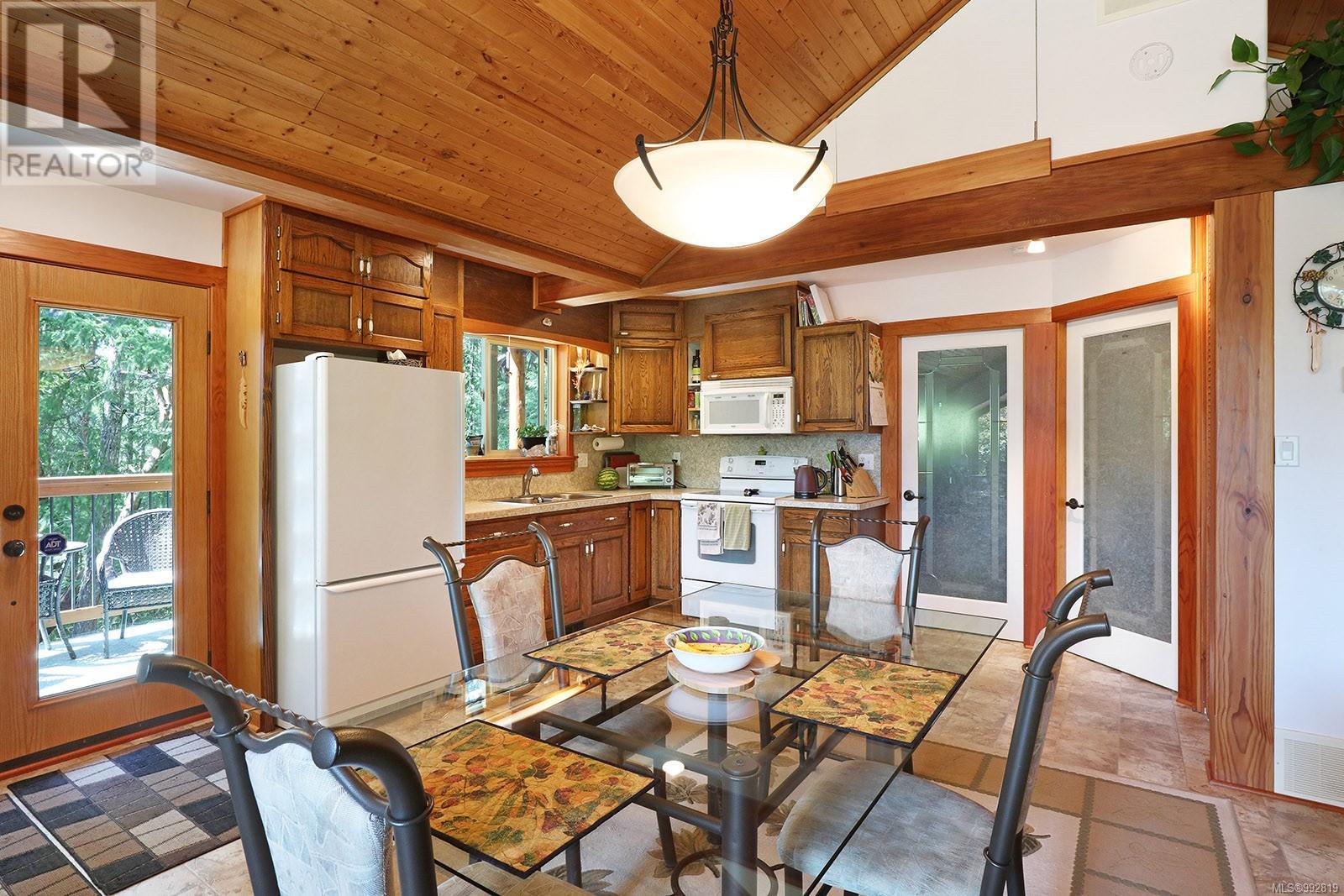 Photo 7 of 1100 Keith Rd, Qualicum Beach BC
