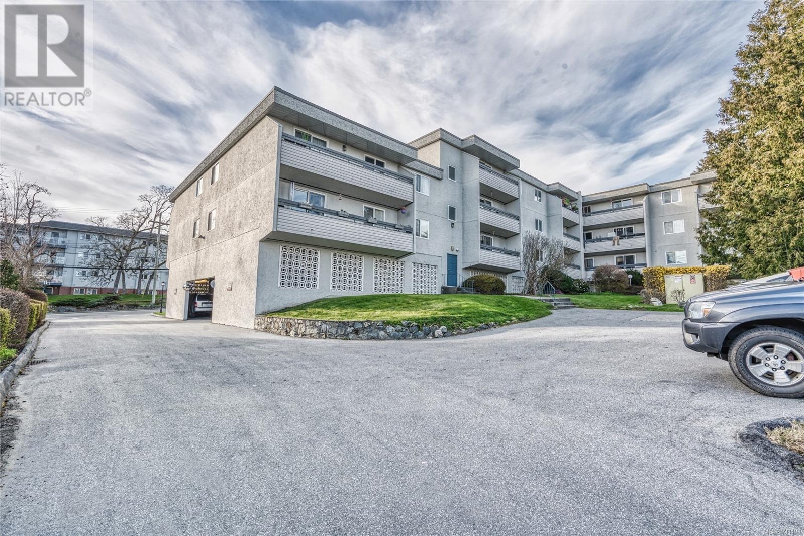 Photo 30 of 210 3235 Quadra St, Saanich BC