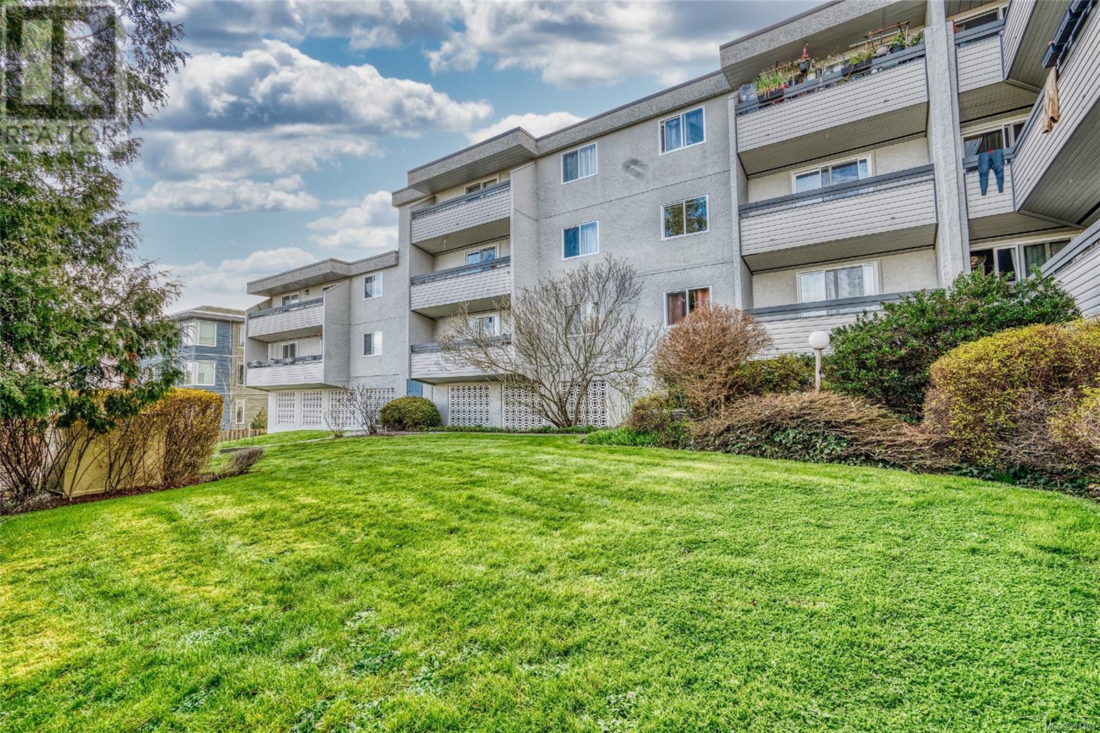 Photo 33 of 210 3235 Quadra St, Saanich BC