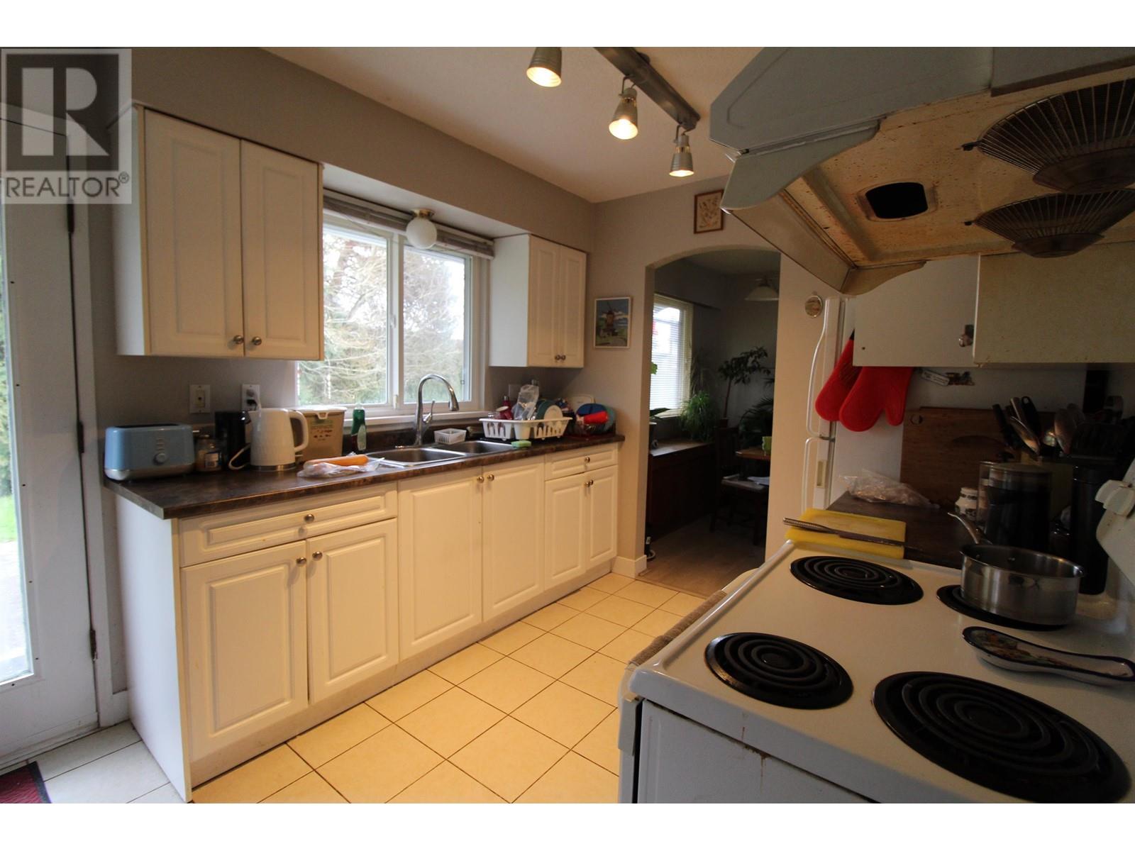 Photo 6 of 10560 Springfield Court, Richmond BC