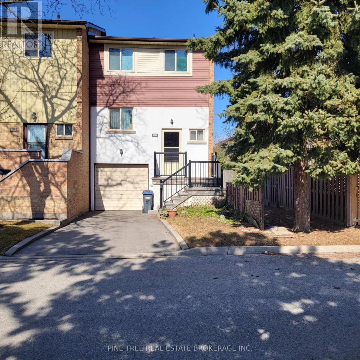Photo 8 of 104 104 Baronwood Court, Brampton ON