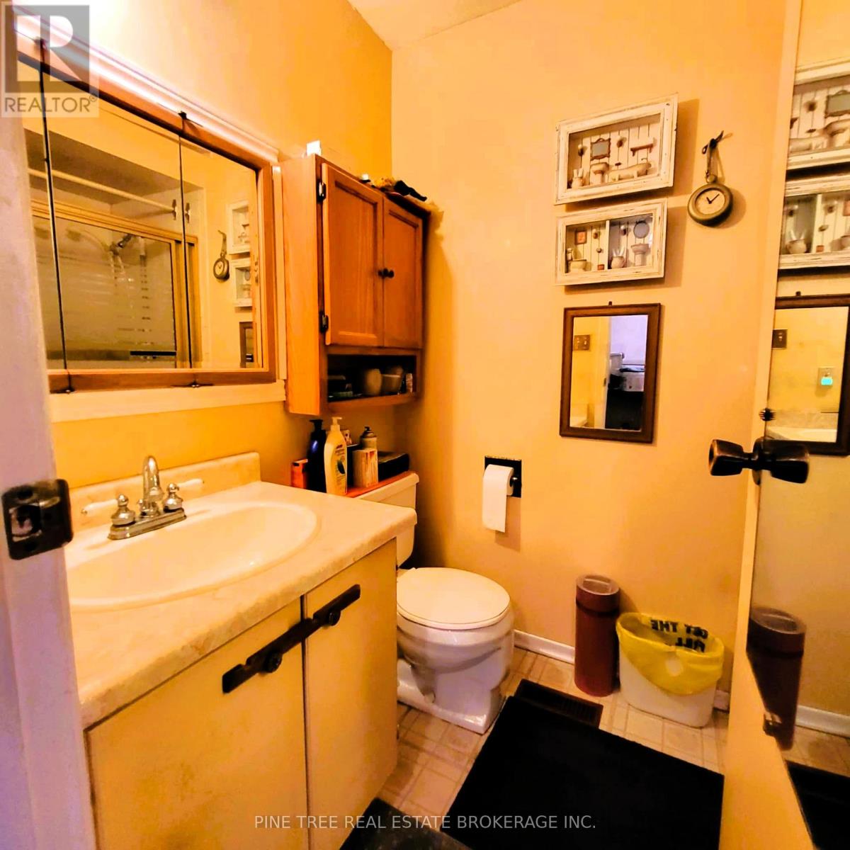 Photo 15 of 104 104 Baronwood Court, Brampton ON