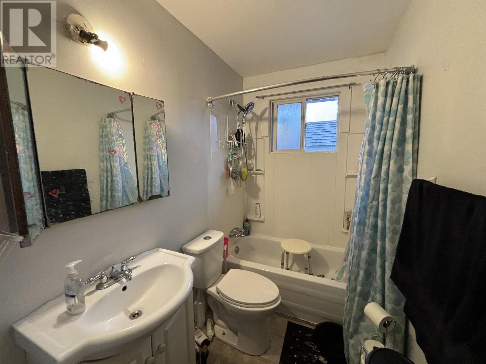 Photo 7 of 2318 Oak Street, Prince George BC