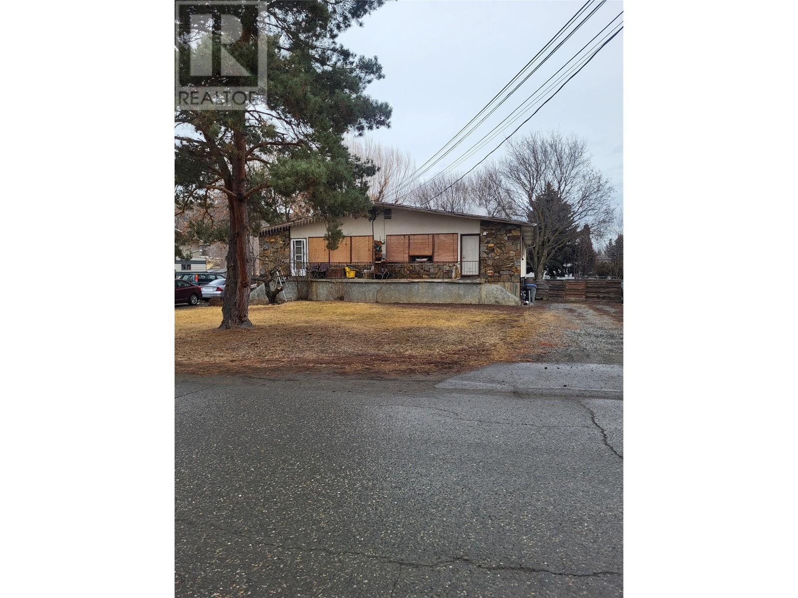 3336 - 3338 Overlander Drive - 3