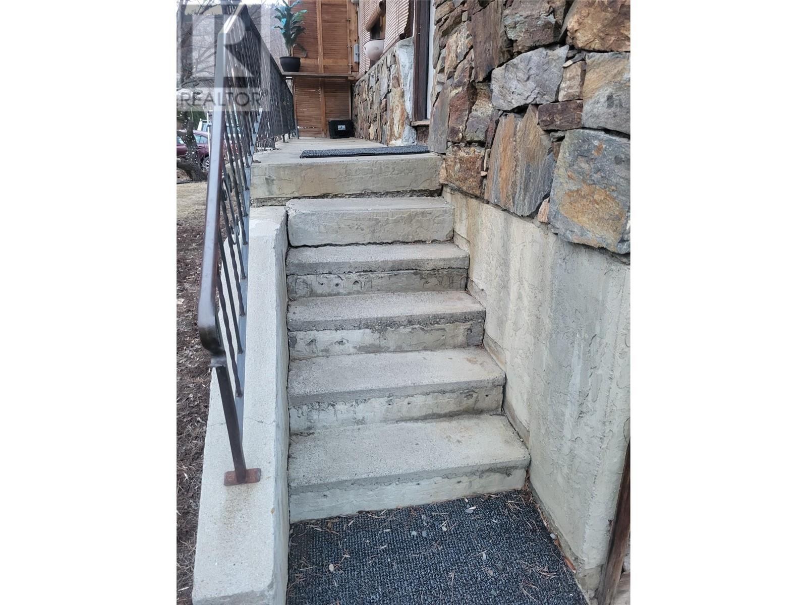 3336 - 3338 Overlander Drive - 12