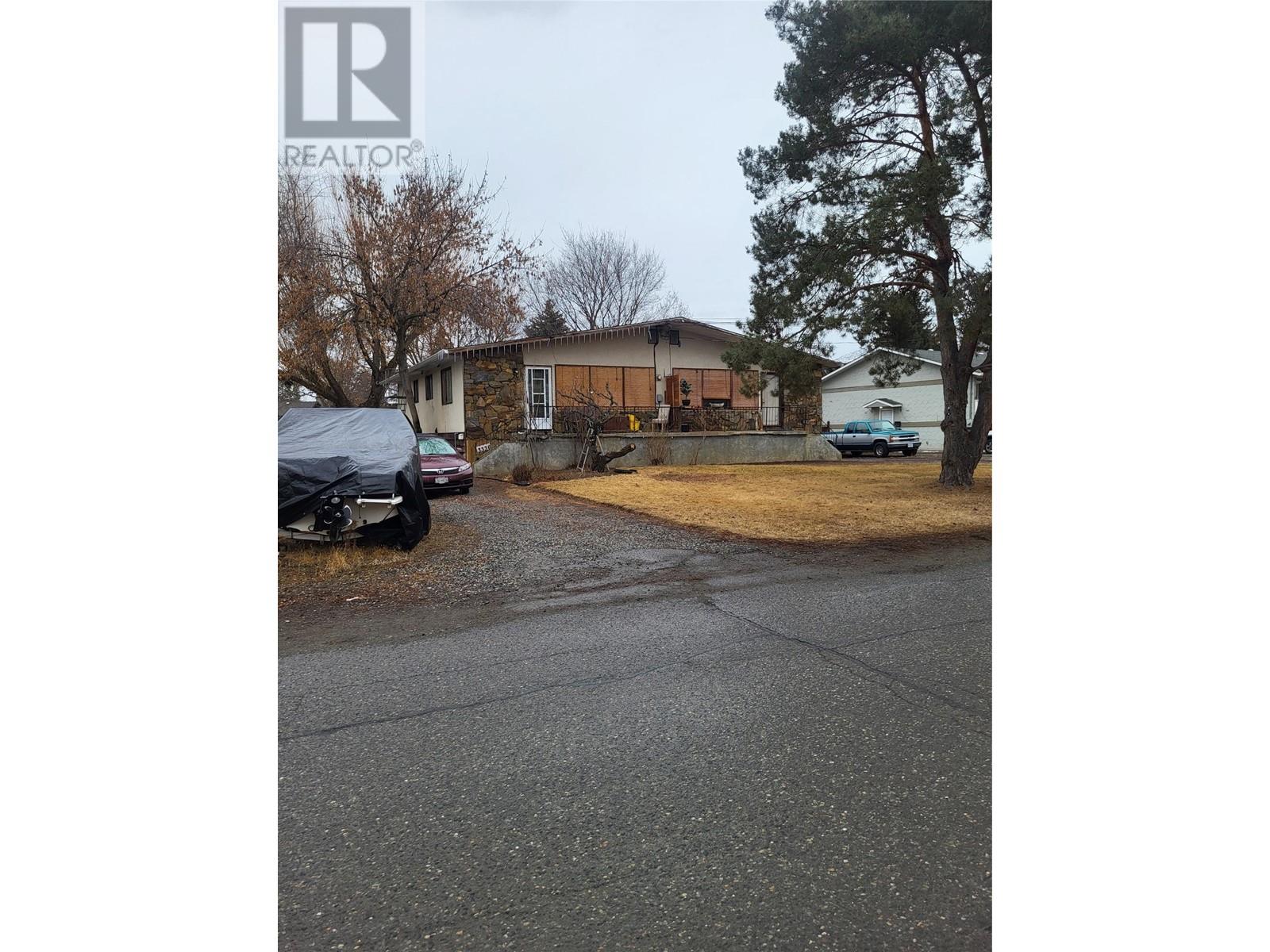3336 - 3338 Overlander Drive - 1