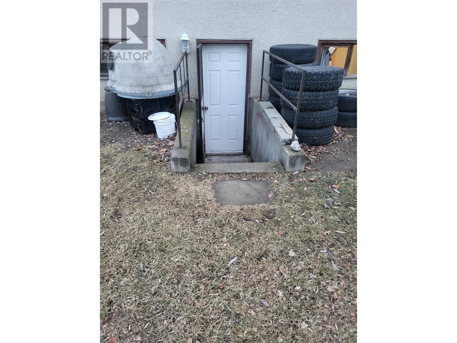3336 - 3338 Overlander Drive - 8