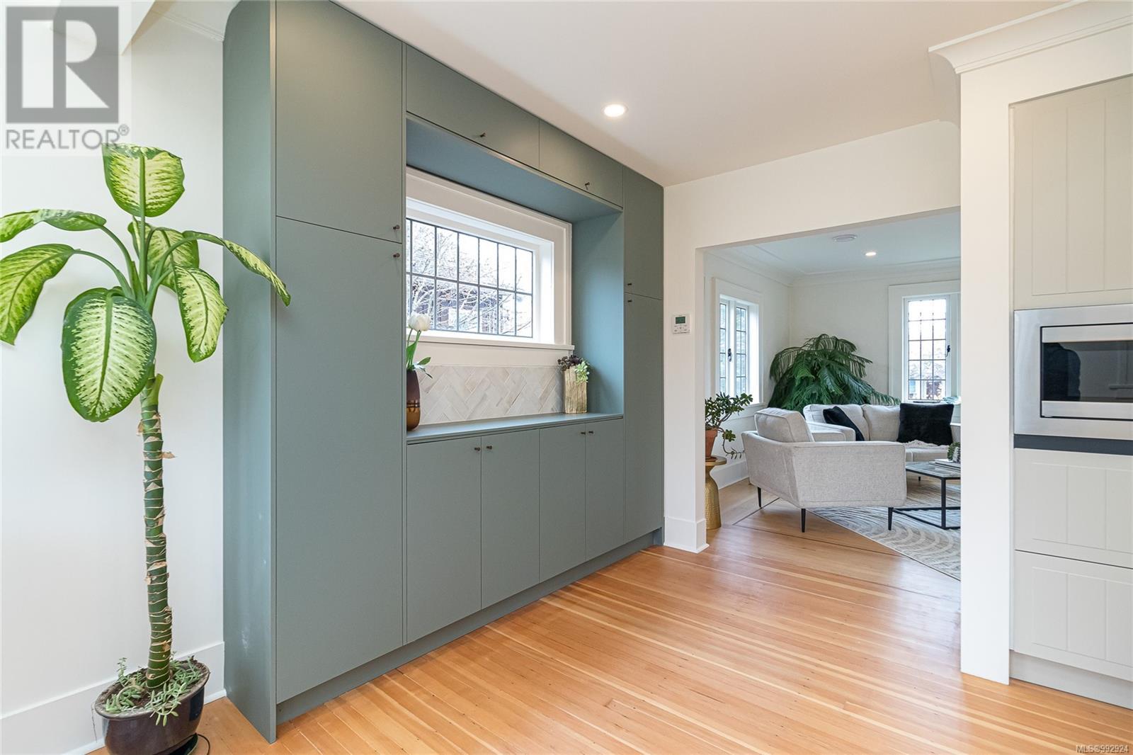  387 Vincent Avenue, Saanich